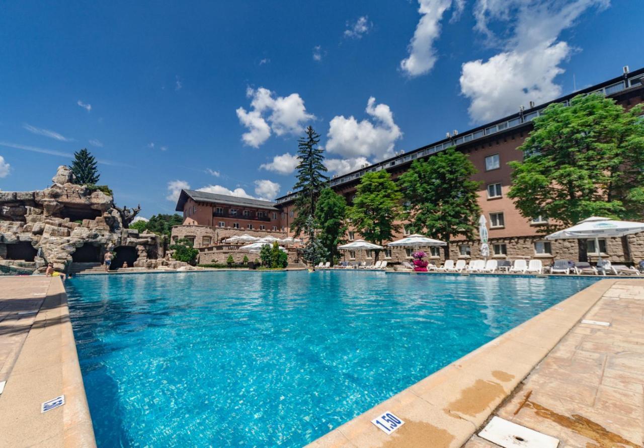 Spa Hotel Dvoretsa Welingrad Zewnętrze zdjęcie The outdoor pool at the Hotel
