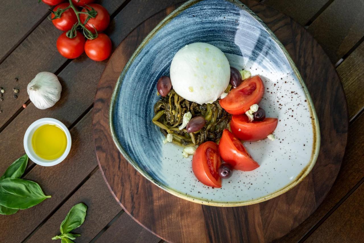 Spa Hotel Dvoretsa Welingrad Zewnętrze zdjęcie Mozzarella with tomatoes and olives