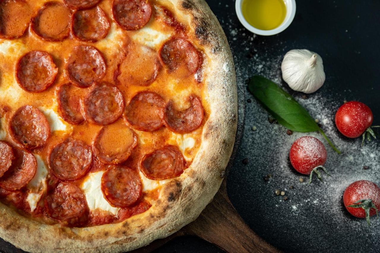 Spa Hotel Dvoretsa Welingrad Zewnętrze zdjęcie Pepperoni pizza