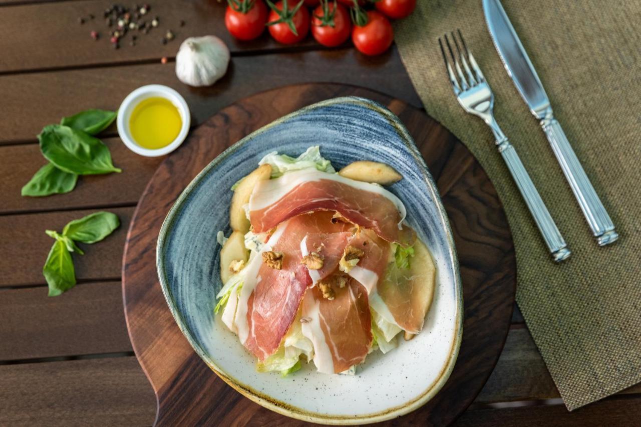 Spa Hotel Dvoretsa Welingrad Zewnętrze zdjęcie A salad with cured ham