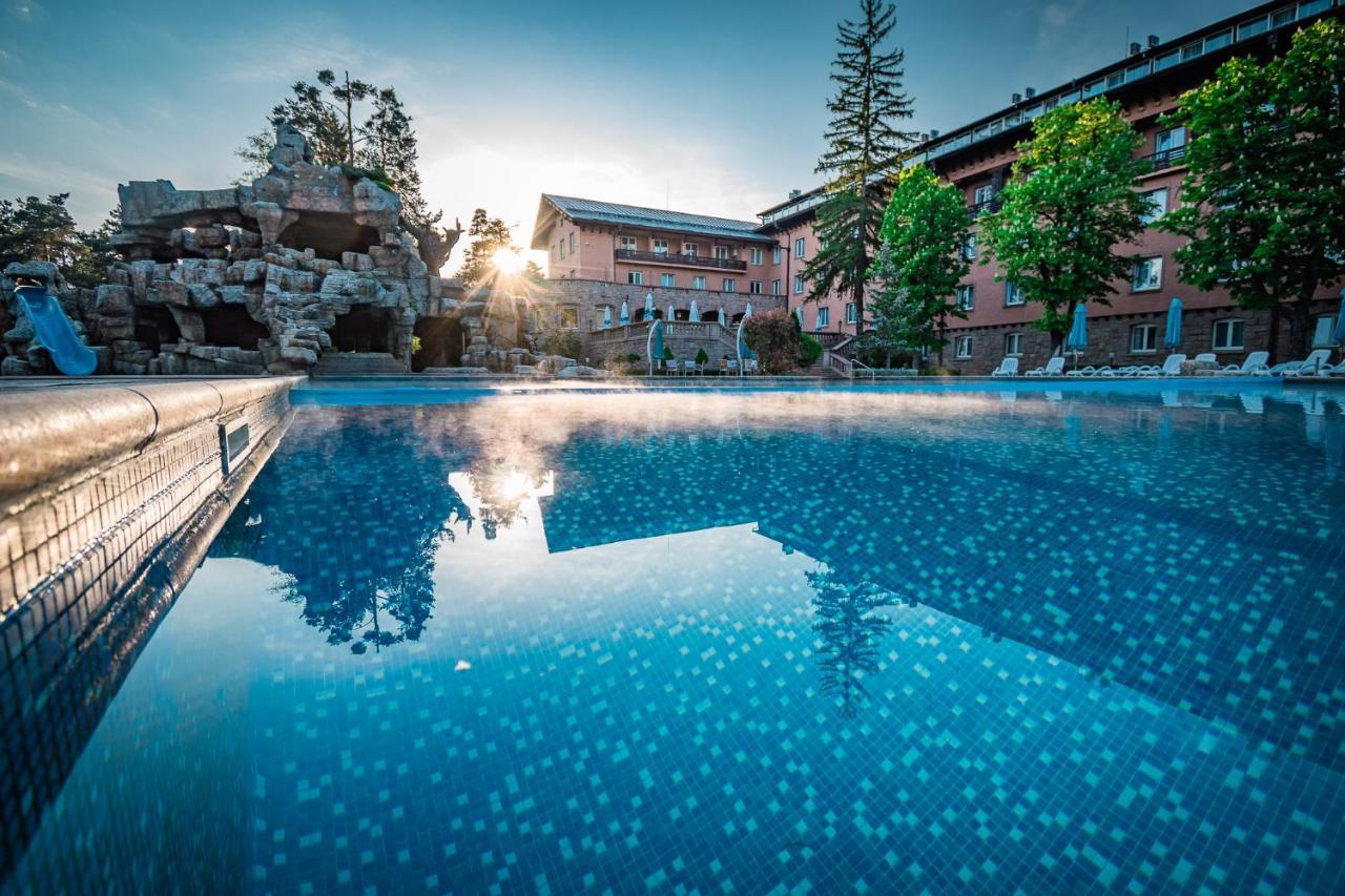 Spa Hotel Dvoretsa Welingrad Zewnętrze zdjęcie The outdoor pool at the Hotel